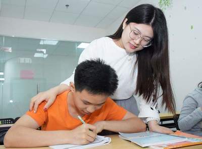 校外培訓(xùn)政策新規(guī) 課后看護(hù)服務(wù)成合規(guī)關(guān)鍵，雙條件明確補(bǔ)課門檻